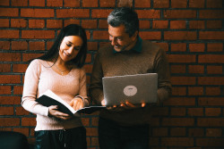 Bild 2 Personen mit Laptop